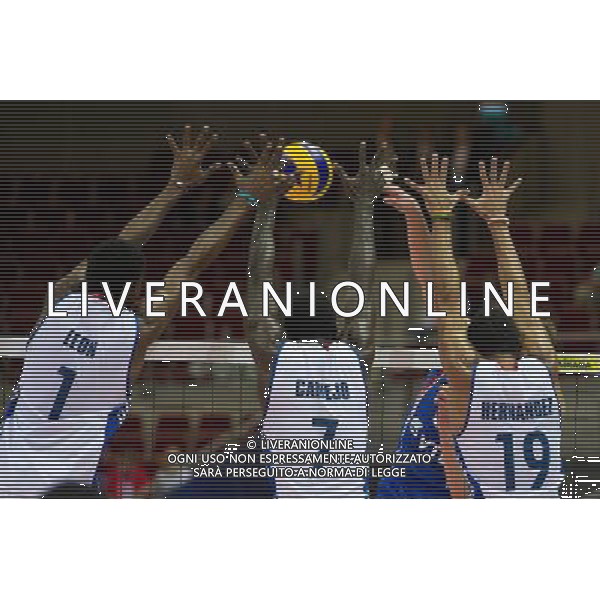 07.07.2011 - Gdansk , ERGO Arena , Siatkowka mezczyzn (Volleyball men\'s) , Finaly Ligi Swiatowej 2011 , FIVB World League Final 2011 , Kuba (biale) - Rosja (niebieskie) N/Z Leon , Camejo , Hernandez Fot. Mariusz Palczynski / Edytor.net / Newspix.pl --- Newspix.pl *** Local Caption *** www.newspix.pl mail us: info@newspix.pl call us: 0048 022 23 22 222 --- Polish Picture Agency by Ringier Axel Springer Poland