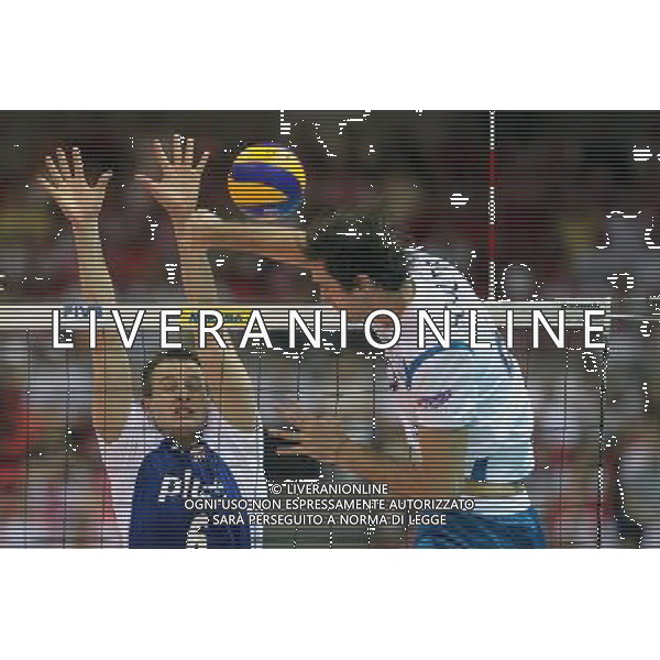 08.07.2011 GDANSK-SOPOT;ENERGO ARENA (GDANSK-SOPOT POLAND -ENERGO ARENA), SIATKOWKA MEZCZYZN (VOLLEYBALL MEN\'S), LIGA SWIATOWA 2011 - FINALY GRUPA E ( VOLLEYBALL WORLD LEAGUE 2011 - FINALS POOL E), MECZ POLSKA-ARGENTYNA (GAME POLAND-ARGENTINA) NZ BARTOSZ KUREK (L), GUSTAVO SCHOLTIS (P) FOTO LUKASZ GROCHALA/ CYFRASPORT / NEWSPIX.PL