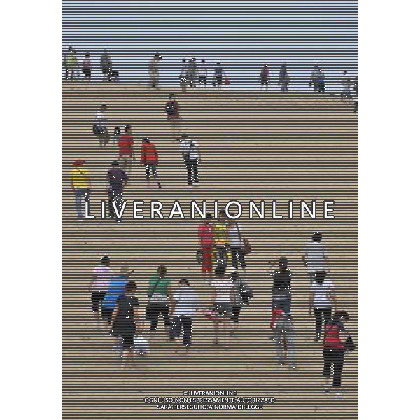 (110710) -- YICHUAN, July 10, 2011 -- Tourists are seen at the Shahu (sand lake) Tourist Site in Yinchuan, northwest China\'s Ningxia Hui Autonomous Region, July 9, 2011. Tourist arrivals are picking up across the country as the summer holiday season starts. Wang Peng) (ljh)