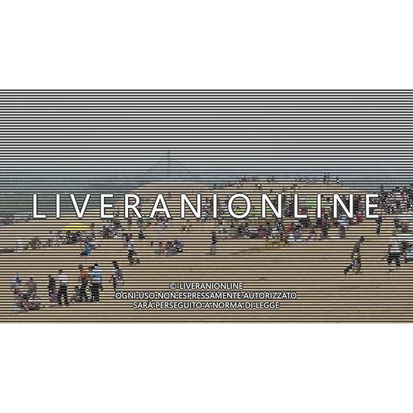 (110710) -- YICHUAN, July 10, 2011 -- Tourists are seen at the Shahu (sand lake) Tourist Site in Yinchuan, northwest China\'s Ningxia Hui Autonomous Region, July 9, 2011. Tourist arrivals are picking up across the country as the summer holiday season starts. Wang Peng) (ljh)