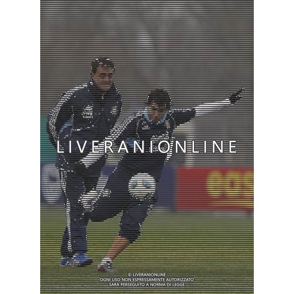 BUENOS AIRES, July 14, 2011 Argentina\'s national soccer team player Carlos Tevez (R), participates a training session in Buenos Aires, capital of Argentina, on July 14, 2011. (/Claudio Cruz) (ce)