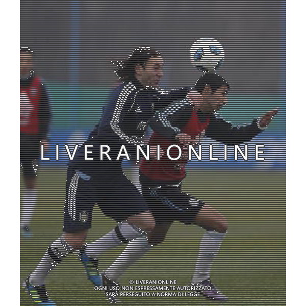 BUENOS AIRES, July 14, 2011 Argentina\'s national soccer team players Gabriel Milito (L) and Angel Di Mar®™a (R) participate a training session in Buenos Aires, capital of Argentina, on July 14, 2011. (/Claudio Cruz) (ce)