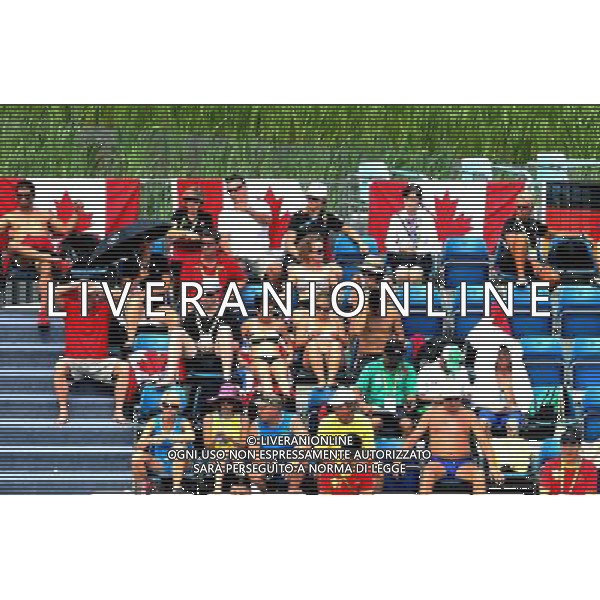 (110716) -- SHANGHAI, July 16, 2011 () -- Audience watch the preliminary round of the women\'s 3m synchronized springboard diving event of the 14th FINA World Championships at the outdoor diving pool of the Oriental Sprots Center in Shanghai, east China, July 16, 2011. (/Liu Ying) (djj)