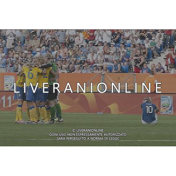 ¬© Eric Baledent / LEMOUSTICPRODUCTION / MaxPPP - BOCHUM LE 16/07/2011 - SUEDE VERSUS FRANCE - LA JOIE DES SUEDOISES A LA FIN DU MATCH (DE GAUCHE A DROITE) : CHARLOTTE ROHLIN (SWE), SARA LARSSON (SWE), THERESE SJOGRAN (SWE) ET ANNICA SVENSSON (SWE) DEVANT CAMILLE ABILY (FRA) AU SOL