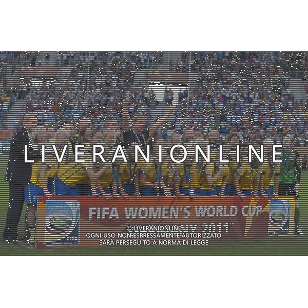 ¬© Eric Baledent / LEMOUSTICPRODUCTION / MaxPPP - BOCHUM LE 16/07/2011 - SUEDE VERSUS FRANCE - L\'EQUIPE SUEDOISE ET LE STAFF APRES LA REMISE DES MEDAILLES