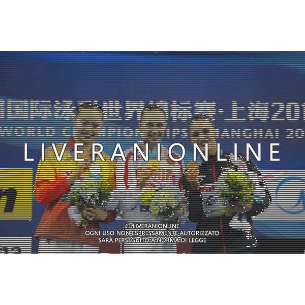 (110717) -- SHANGHAI, July 17, 2011 () -- Russia\'s gold medalist Natalia Ishchenko (C), China\'s silver medalist Huang Xuechen and Spain\'s bronze medalist Andrea Fuentes (R) pose on the podium during the awarding ceremony of the technical solo of synchronized swimming event at the 14th FINA World Championships in Shanghai, east China, July 17, 2011. (/Yang Lei) (zgp)