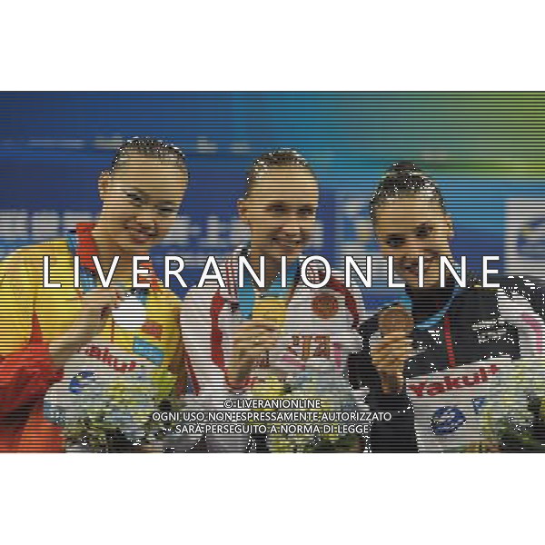 (110717) -- SHANGHAI, July 17, 2011 () -- Russia\'s gold medalist Natalia Ishchenko (C), China\'s silver medalist Huang Xuechen and Spain\'s bronze medalist Andrea Fuentes (R) pose on the podium during the awarding ceremony of the technical solo of synchronized swimming event at the 14th FINA World Championships in Shanghai, east China, July 17, 2011. (/Yang Lei) (zgp)