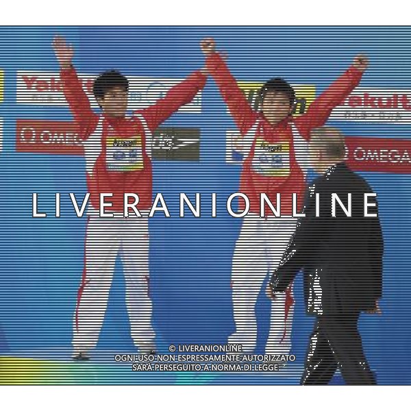 (110717) -- SHANGHAI, July 17, 2011 () -- Qiu Bo/Huo Liang (L) of China wave to spectators at the awarding ceremony of the men\'s 10m synchronized platform diving event at the 14th FINA World Championships in Shanghai, east China, July 17, 2011. Qiu Bo/Huo Liang of China claimed the title with 480.03 points. (/Guo Yong)(zgp)