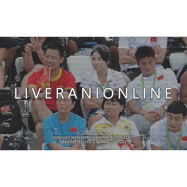 (110717) -- SHANGHAI, July 17, 2011 () --Olympic diving champion Guo Jingjing (C, back) watches the final of the men\'s 10m synchronized platform diving event at the 14th FINA World Championships in Shanghai, east China, July 17, 2011. Qiu Bo/Huo Liang of China claimed the title with 480.03 points. (/Wang Yuguo)(zgp)