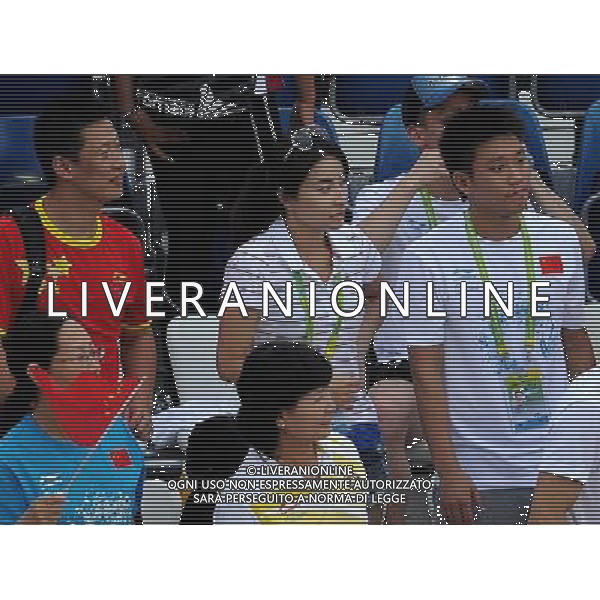 (110717) -- SHANGHAI, July 17, 2011 () --Olympic diving champion Guo Jingjing (C, up) watches the final of the men\'s 10m synchronized platform diving event at the 14th FINA World Championships in Shanghai, east China, July 17, 2011. Qiu Bo/Huo Liang of China claimed the title with 480.03 points. (/Wang Yuguo)(zgp)