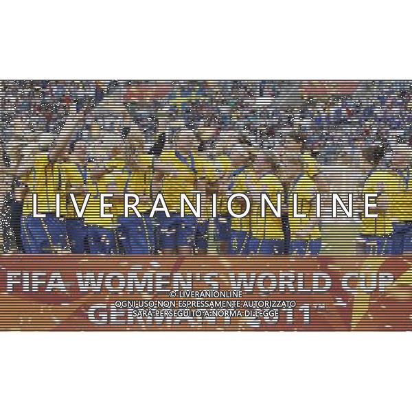 (110716) -- SINSHEIM, July 16, 2011 () -- Sweden\'s players celebrate during the awarding ceremony after the third place final match between Sweden and France at the 2011 FIFA Women\'s World Cup in Sinsheim, Germany, July 16, 2011. Sweden beat France 2-1 and claimed the third place of the 2011 FIFA Women\'s World Cup. (/Ding Xu) (zw)