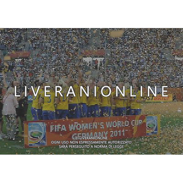 (110716) -- SINSHEIM, July 16, 2011 () -- Sweden\'s players celebrate during the awarding ceremony after the third place final match between Sweden and France at the 2011 FIFA Women\'s World Cup in Sinsheim, Germany, July 16, 2011. Sweden beat France 2-1 and claimed the third place of the 2011 FIFA Women\'s World Cup. (/Xu Liang) (zw)