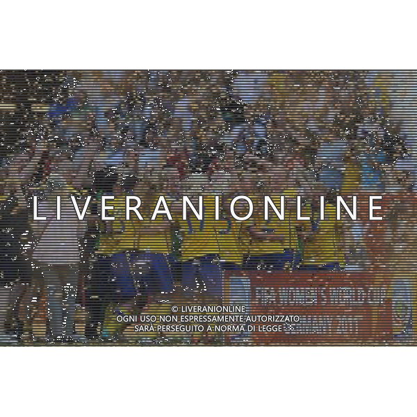 (110716) -- SINSHEIM, July 16, 2011 () -- Sweden\'s players celebrate during the awarding ceremony after the third place final match between Sweden and France at the 2011 FIFA Women\'s World Cup in Sinsheim, Germany, July 16, 2011. Sweden beat France 2-1 and claimed the third place of the 2011 FIFA Women\'s World Cup. (/Li Jundong) (zw)