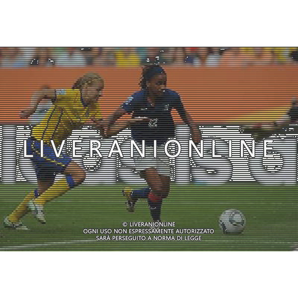 (110716) -- SINSHEIM, July 16, 2011 () -- Sweden\'s Charlotte Rohlin (L) vies with France\'s Elodie Thomis during the third place final match between Sweden and France at the 2011 FIFA Women\'s World Cup in Sinsheim, Germany, July 16, 2011. Sweden beat France 2-1 and claimed the third place of the 2011 FIFA Women\'s World Cup. (/Xu Liang) (zw)