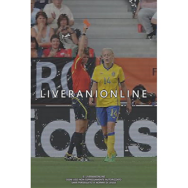 (110716) -- SINSHEIM, July 16, 2011 () -- Sweden\'s Joesfine Oqvist (R) receives a red card during the third place final match between Sweden and France at the 2011 FIFA Women\'s World Cup in Sinsheim, Germany, July 16, 2011. Sweden beat France 2-1 and claimed the third place of the 2011 FIFA Women\'s World Cup. (/Xu Liang) (zw)