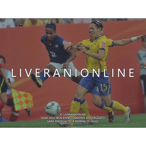 (110716) -- SINSHEIM, July 16, 2011 () -- France\'s Elodie Thomis (L) shoots during the third place final match between Sweden and France at the 2011 FIFA Women\'s World Cup in Sinsheim, Germany, July 16, 2011. Sweden beat France 2-1 and claimed the third place of the 2011 FIFA Women\'s World Cup. (/Ma Ning) (zw)