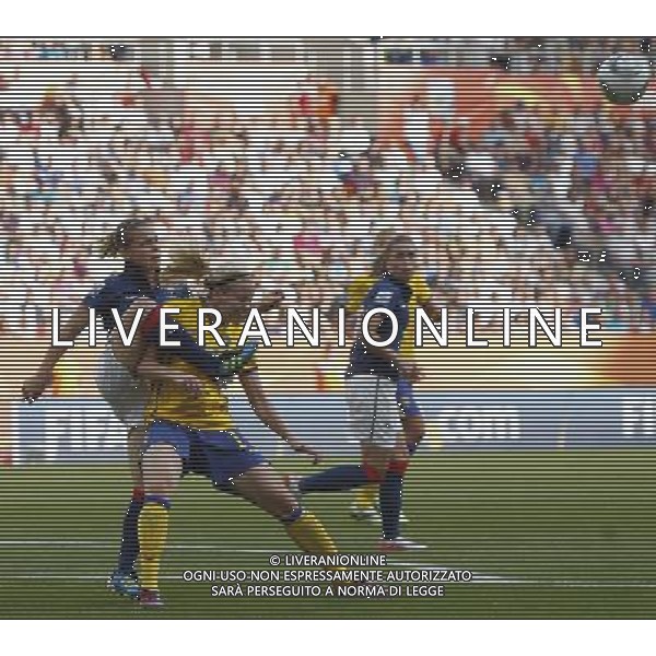(110716) -- SINSHEIM, July 16, 2011 () -- Sweden\'s Lisa Dahlkvist (2nd L) vies with France\'s Eugenie Le Sommer (1st L) during the third place final match between Sweden and France at the 2011 FIFA Women\'s World Cup in Sinsheim, Germany, July 16, 2011. Sweden beat France 2-1 and claimed the third place of the 2011 FIFA Women\'s World Cup. (/Ding Xu) (zw)
