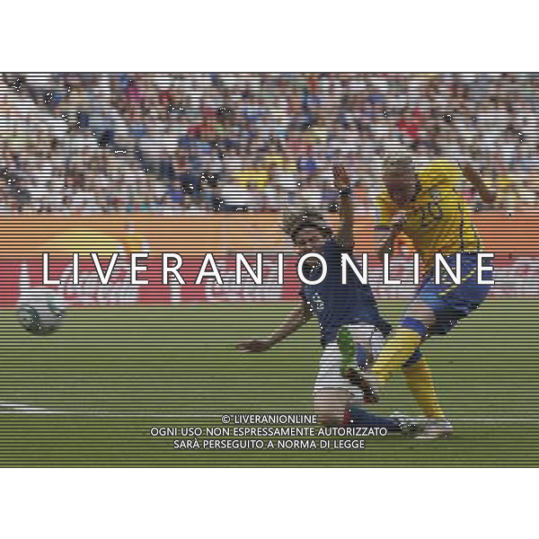 (110716) -- SINSHEIM, July 16, 2011 () -- Sweden\'s Marie Hammarstrom (R) scores during the third place final match between Sweden and France at the 2011 FIFA Women\'s World Cup in Sinsheim, Germany, July 16, 2011. Sweden beat France 2-1 and claimed the third place of the 2011 FIFA Women\'s World Cup. (/Ding Xu) (zw)