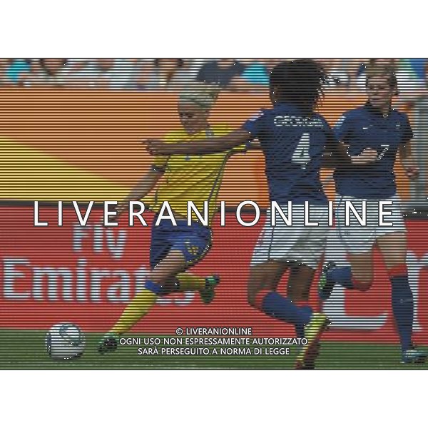 (110716) -- SINSHEIM, July 16, 2011 () -- Sweden\'s Josefine Oqvist (L) shoots during the third place final match between Sweden and France at the 2011 FIFA Women\'s World Cup in Sinsheim, Germany, July 16, 2011. Sweden beat France 2-1 and claimed the third place of the 2011 FIFA Women\'s World Cup. (/Xu Liang) (zw)