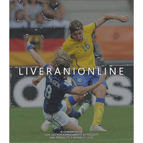 (110716) -- SINSHEIM, July 16, 2011 () -- Sweden\'s Linda Forsberg (R) vies with France\'s Sonia Bompastor during the third place final match between Sweden and France at the 2011 FIFA Women\'s World Cup in Sinsheim, Germany, July 16, 2011. Sweden beat France 2-1 and claimed the third place of the 2011 FIFA Women\'s World Cup. (/Xu Liang) (zw)