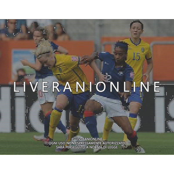 (110716) -- SINSHEIM, July 16, 2011 () -- Sweden\'s Lisa Dahlkvist (L) vies with France\'s Elodie Thomis during the third place final match between Sweden and France at the 2011 FIFA Women\'s World Cup in Sinsheim, Germany, July 16, 2011. Sweden beat France 2-1 and claimed the third place of the 2011 FIFA Women\'s World Cup. (/Xu Liang) (zw)
