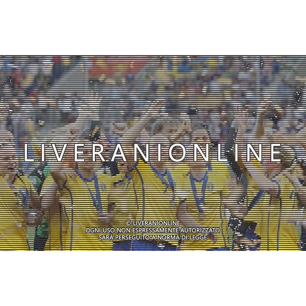 (110716) -- SINSHEIM, July 16, 2011 () -- Sweden\'s players celebrate during the awarding ceremony after the third place final match between Sweden and France at the 2011 FIFA Women\'s World Cup in Sinsheim, Germany, July 16, 2011. Sweden beat France 2-1 and claimed the third place of the 2011 FIFA Women\'s World Cup. (/Ding Xu) (zw)
