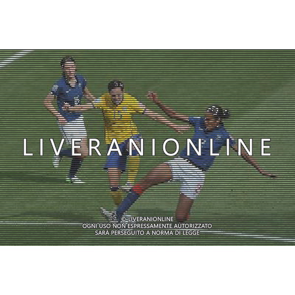 (110716) -- SINSHEIM, July 16, 2011 () -- Sweden\'s Therese Sjogran (C) vies with France\'s Wendie Renard (R) during the third place final match between Sweden and France at the 2011 FIFA Women\'s World Cup in Sinsheim, Germany, July 16, 2011. Sweden beat France 2-1 and claimed the third place of the 2011 FIFA Women\'s World Cup. (/Wu Wei) (zw)