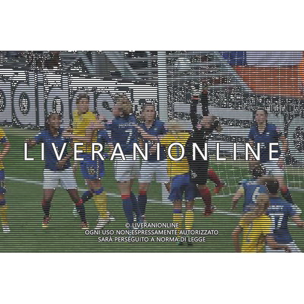 (110716) -- SINSHEIM, July 16, 2011 () -- Sweden\'s goalkeeper Berangere Sapowitz tries to save the ball during the third place final match between Sweden and France at the 2011 FIFA Women\'s World Cup in Sinsheim, Germany, July 16, 2011. Sweden beat France 2-1 and claimed the third place of the 2011 FIFA Women\'s World Cup. (/Wu Wei) (zw)