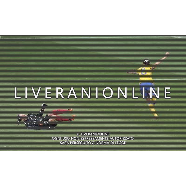 (110716) -- SINSHEIM, July 16, 2011 () -- Sweden\'s Lotta Schelin (R) celebrates her score during the third place final match between Sweden and France at the 2011 FIFA Women\'s World Cup in Sinsheim, Germany, July 16, 2011. Sweden beat France 2-1 and claimed the third place of the 2011 FIFA Women\'s World Cup. (/Wu Wei) (zw)