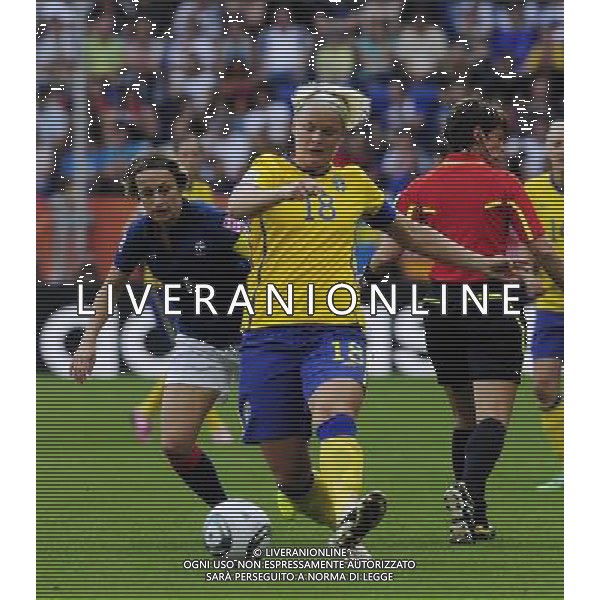 (110716) -- SINSHEIM, July 16, 2011 () -- Sweden\'s Nilla Fischer (R,front) dribbles the ball during the third place final match between Sweden and France at the 2011 FIFA Women\'s World Cup in Sinsheim, Germany, July 16, 2011. Sweden beat France 2-1 and claimed the third place of the 2011 FIFA Women\'s World Cup. (/Ding Xu) (zw)