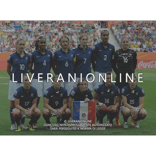 (110716) -- SINSHEIM, July 16, 2011 () -- France\'s players pose for photos prior to the third place final match between Sweden and France at the 2011 FIFA Women\'s World Cup in Sinsheim, Germany, July 16, 2011. Sweden beat France 2-1 and claimed the third place of the 2011 FIFA Women\'s World Cup. (/Xu Liang) (zw)