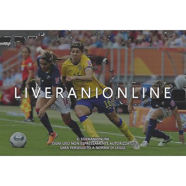 (110716) -- SINSHEIM, July 16, 2011 () -- Sweden\'s Linda Forsberg (C) vies with France\'s Louisa Necib (L) during the third place final match between Sweden and France at the 2011 FIFA Women\'s World Cup in Sinsheim, Germany, July 16, 2011. Sweden beat France 2-1 and claimed the third place of the 2011 FIFA Women\'s World Cup. (/Ding Xu) (zw)