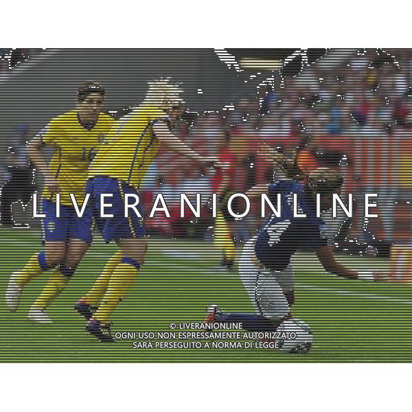 (110716) -- SINSHEIM, July 16, 2011 () -- Sweden\'s Lisa Dahlkvist (C) vies with France\'s Louisa Necib (R) during the third place final match between Sweden and France at the 2011 FIFA Women\'s World Cup in Sinsheim, Germany, July 16, 2011. Sweden beat France 2-1 and claimed the third place of the 2011 FIFA Women\'s World Cup. (/Ding Xu) (zw)