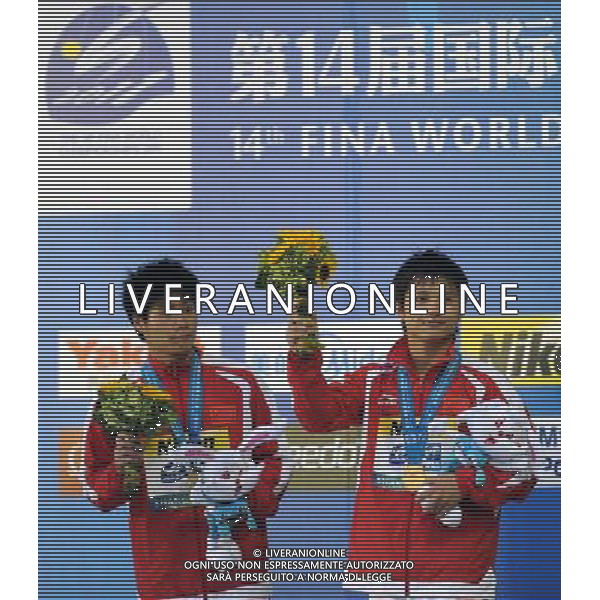 (110717) -- SHANGHAI, July 17, 2011 () -- Qiu Bo/Huo Liang (L) of China wave to spectators at the awarding ceremony of the men\'s 10m synchronized platform diving event at the 14th FINA World Championships in Shanghai, east China, July 17, 2011. Qiu Bo/Huo Liang of China claimed the title with 480.03 points. (/Yang Zongyou)(zgp)
