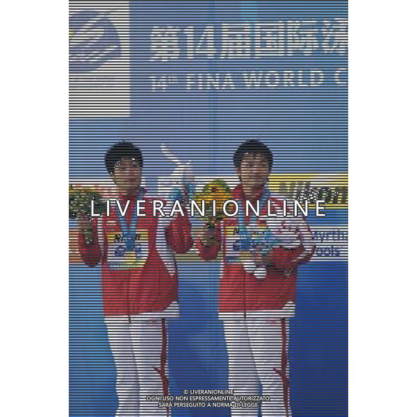 (110717) -- SHANGHAI, July 17, 2011 () -- Qiu Bo/Huo Liang (L) of China pose for photo at the awarding ceremony of the men\'s 10m synchronized platform diving event at the 14th FINA World Championships in Shanghai, east China, July 17, 2011. Qiu Bo/Huo Liang of China claimed the title with 480.03 points. (/Yang Zongyou)(zgp)