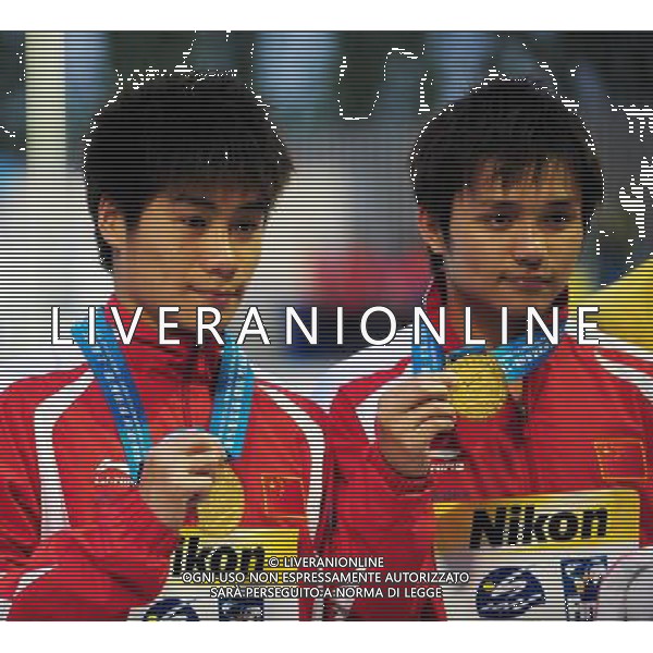 (110717) -- SHANGHAI, July 17, 2011 () -- Qiu Bo/Huo Liang (L) of China pose for photo at the awarding ceremony of the men\'s 10m synchronized platform diving event at the 14th FINA World Championships in Shanghai, east China, July 17, 2011. Qiu Bo/Huo Liang of China claimed the title with 480.03 points. (/Yang Zongyou)(zgp)