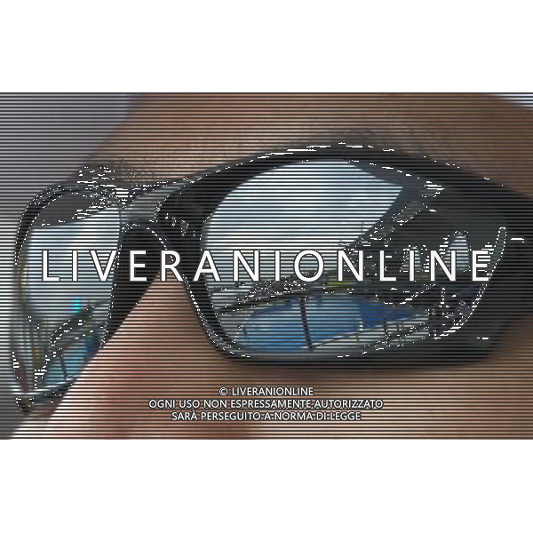 (110717) -- SHANGHAI, July 17, 2011 () -- The outdoor diving pool is reflected on the sunglasses of a spectator during the final of the men\'s 10m synchronized platform diving event at the 14th FINA World Championships in Shanghai, east China, July 17, 2011. (/Ren Long)(zgp)