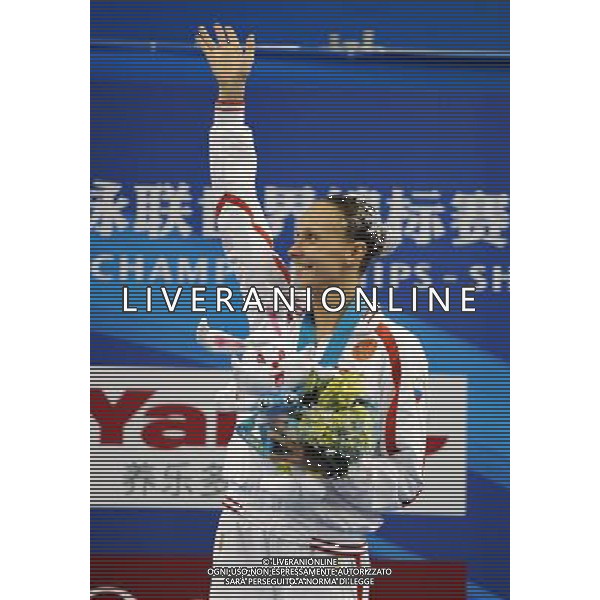 (110717) -- SHANGHAI, July 17, 2011 () -- Russia\'s gold medalist Natalia Ishchenko poses on the podium during the awarding ceremony of the technical solo of synchronized swimming event at the 14th FINA World Championships in Shanghai, east China, July 17, 2011. (/Yang Lei) (zgp)