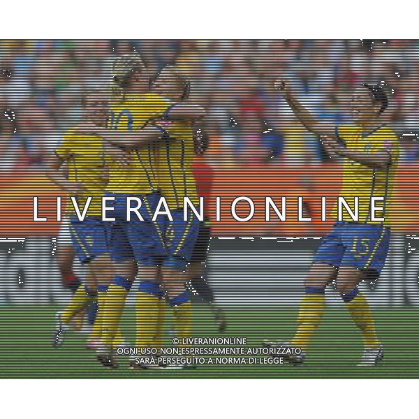 (110717) -- SINSHEIM, July 17, 2011 () -- Sweden\'s players celebrate after winning the third place final match against France at the 2011 FIFA Women\'s World Cup in Sinsheim, Germany, July 16, 2011. Sweden beat France 2-1 and claimed the third place of the 2011 FIFA Women\'s World Cup. (/Xu Liang) (bxf)