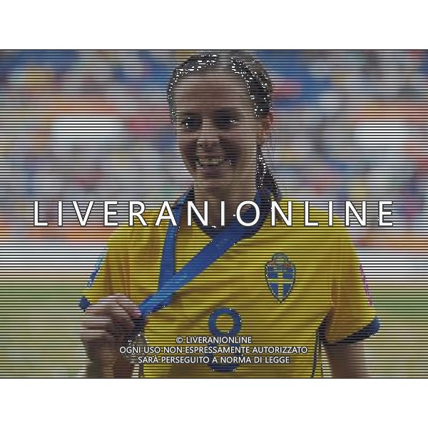 (110717) -- SINSHEIM, July 17, 2011 () -- Sweden\'s Lotta Schelin shows her bronze medal after winning the third place final match against France at the 2011 FIFA Women\'s World Cup in Sinsheim, Germany, July 16, 2011. Sweden beat France 2-1 and claimed the third place of the 2011 FIFA Women\'s World Cup. (/Wu Wei) (bxf)