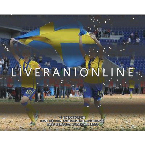 (110717) -- SINSHEIM, July 17, 2011 () -- Sweden\'s Sofia Jakobsson (L) and Madelaine Edlund celebrate their victory after the awarding ceremony of the third place final match between Sweden and France at the 2011 FIFA Women\'s World Cup in Sinsheim, Germany, July 16, 2011. Sweden beat France 2-1 and claimed the third place of the 2011 FIFA Women\'s World Cup. (/Xu Liang) (bxf)