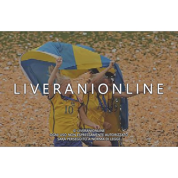 (110717) -- SINSHEIM, July 17, 2011 () -- Sweden\'s Sofia Jakobsson (L) and Madelaine Edlund (R) celebrate their victory after the awarding ceremony of the third place final match between Sweden and France at the 2011 FIFA Women\'s World Cup in Sinsheim, Germany, July 16, 2011. Sweden beat France 2-1 and claimed the third place of the 2011 FIFA Women\'s World Cup. (/Wu Wei) (bxf)