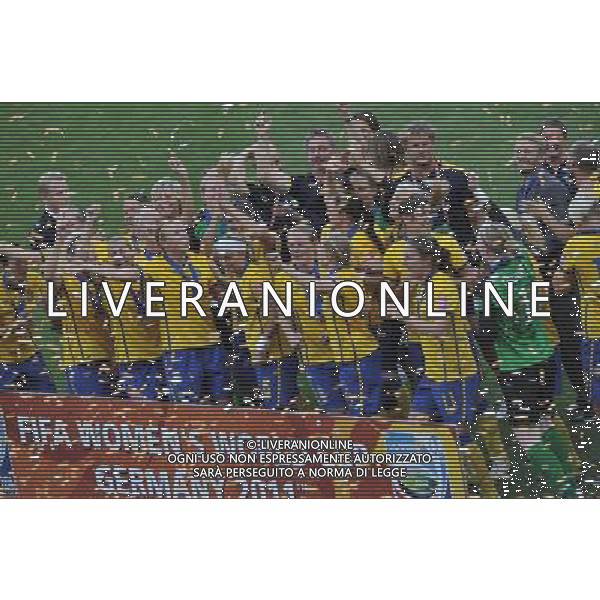 (110716) -- SINSHEIM, July 16, 2011 () -- Sweden\'s players celebrate during the awarding ceremony after the third place final match between Sweden and France at the 2011 FIFA Women\'s World Cup in Sinsheim, Germany, July 16, 2011. Sweden beat France 2-1 and claimed the third place of the 2011 FIFA Women\'s World Cup. (/Wu Wei) (zw)