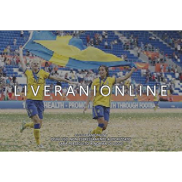 (110716) -- SINSHEIM, July 16, 2011 () -- Sweden\'s Sofia Jakobsson and Madelaine Edlund celebrate their victory after the awarding ceremony of the third place final match between Sweden and France at the 2011 FIFA Women\'s World Cup in Sinsheim, Germany, July 16, 2011. Sweden beat France 2-1 and claimed the third place of the 2011 FIFA Women\'s World Cup. (/Ding Xu) (zw)