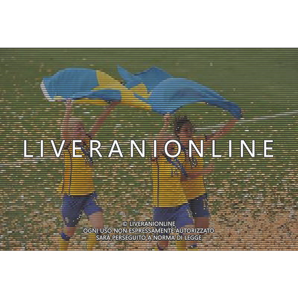 (110716) -- SINSHEIM, July 16, 2011 () -- Sweden\'s Sofia Jakobsson, Josefine Oqvist, Madelaine Edlund celebrate their victory after the awarding ceremony of the third place final match between Sweden and France at the 2011 FIFA Women\'s World Cup in Sinsheim, Germany, July 16, 2011. Sweden beat France 2-1 and claimed the third place of the 2011 FIFA Women\'s World Cup. (/Wu Wei) (zw)