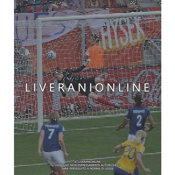 (110716) -- SINSHEIM, July 16, 2011 () -- Sweden\'s Marie Hammarstrom scores during the third place final match between Sweden and France at the 2011 FIFA Women\'s World Cup in Sinsheim, Germany, July 16, 2011. Sweden beat France 2-1 and claimed the third place of the 2011 FIFA Women\'s World Cup. (/Wu Wei) (zw)