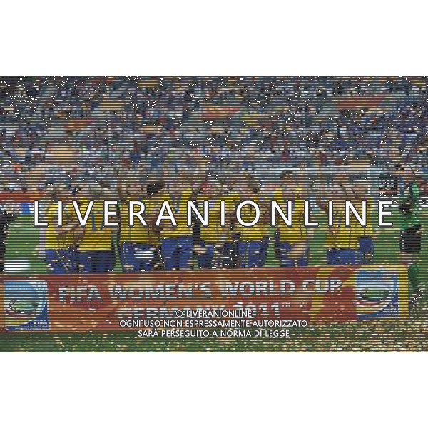 (110716) -- SINSHEIM, July 16, 2011 () -- Sweden\'s players celebrate during the awarding ceremony after the third place final match between Sweden and France at the 2011 FIFA Women\'s World Cup in Sinsheim, Germany, July 16, 2011. Sweden beat France 2-1 and claimed the third place of the 2011 FIFA Women\'s World Cup. (/Ma Ning) (zw)