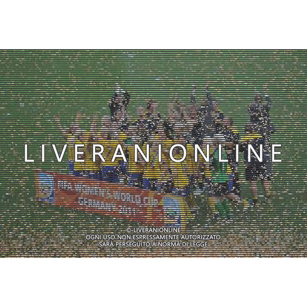 (110716) -- SINSHEIM, July 16, 2011 () -- Sweden\'s players celebrate during the awarding ceremony after the third place final match between Sweden and France at the 2011 FIFA Women\'s World Cup in Sinsheim, Germany, July 16, 2011. Sweden beat France 2-1 and claimed the third place of the 2011 FIFA Women\'s World Cup. (/Wu Wei) (zw)