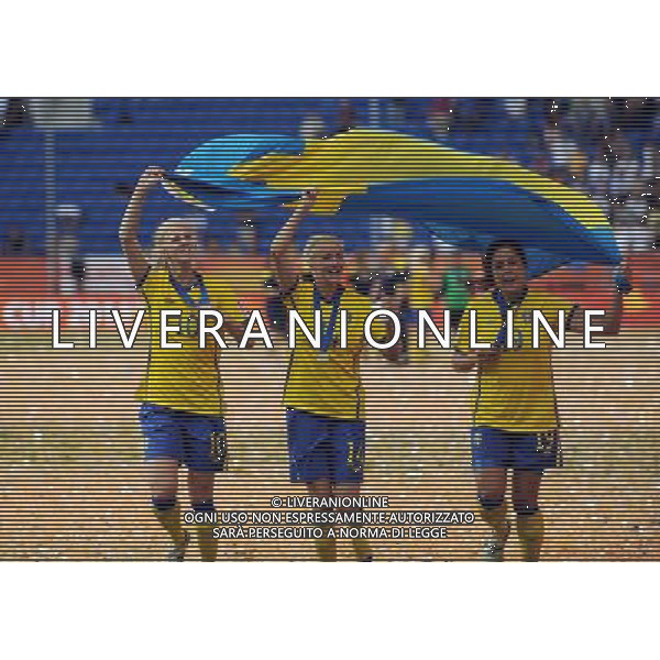 (110716) -- SINSHEIM, July 16, 2011 () -- Sweden\'s Sofia Jakobsson, Josefine Oqvist, Madelaine Edlund celebrate their victory after the awarding ceremony of the third place final match between Sweden and France at the 2011 FIFA Women\'s World Cup in Sinsheim, Germany, July 16, 2011. Sweden beat France 2-1 and claimed the third place of the 2011 FIFA Women\'s World Cup. (/Ma Ning) (zw)