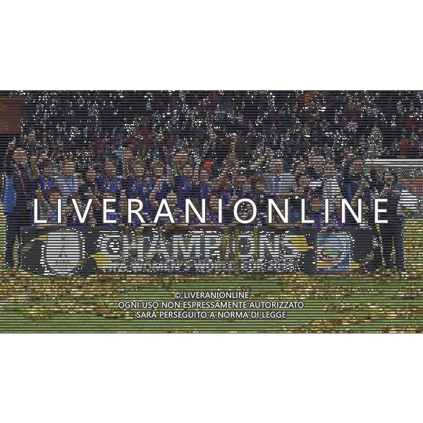 FRANKFURT, July 18, 2011 ()Japan\'s players pose for photos after winning the champion of the 2011 FIFA Women\'s World Cup in Frankfurt, Germany, July 17, 2011. Japan won the 2011 FIFA Women\'s World Cup after beating the US on the penalty shootout. (/Ding Xu)